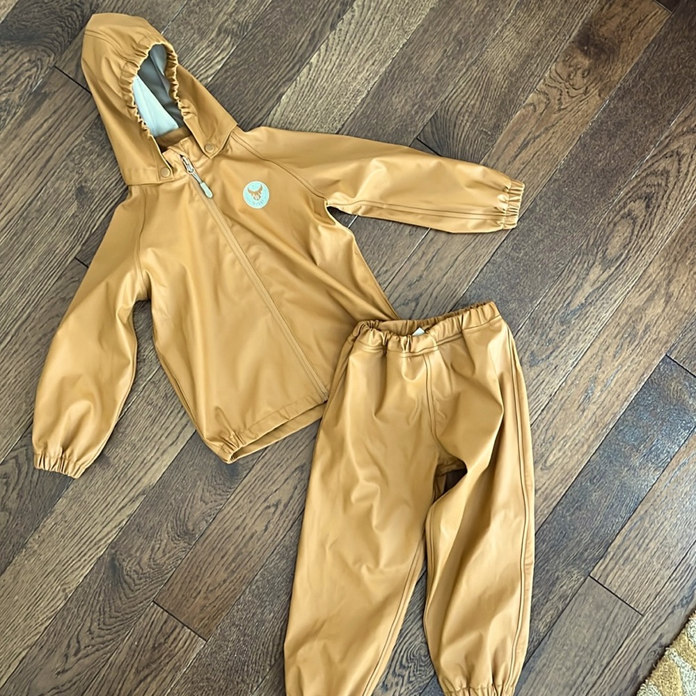 Excellent condition Wheat rain suit in size 4.